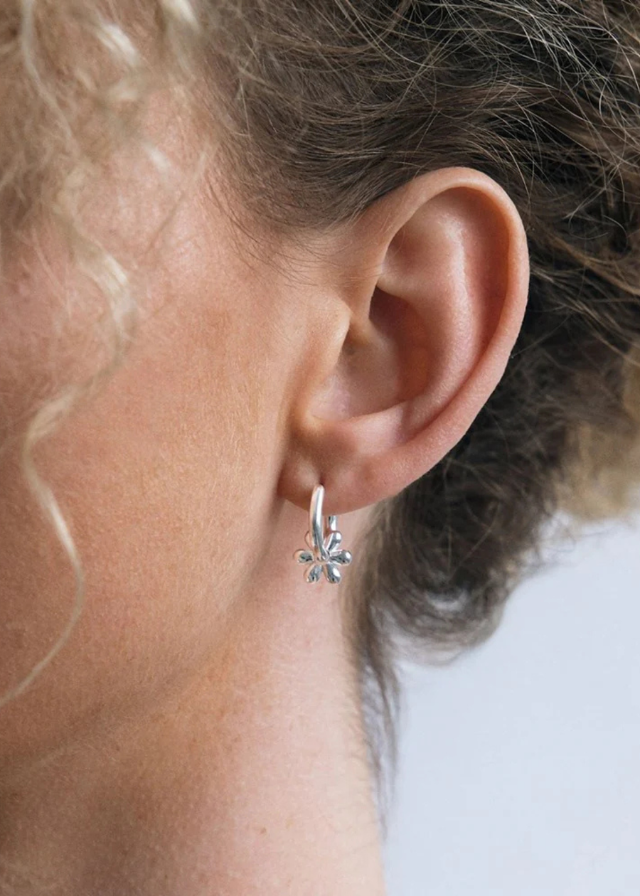 Daisy Classic Huggie Earring