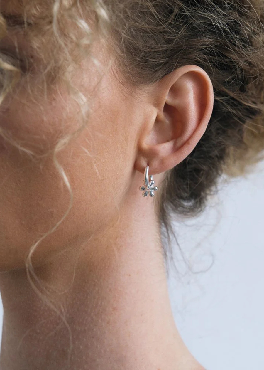 Daisy Classic Huggie Earring